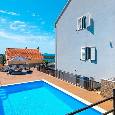 Apartment Pool Me Up!