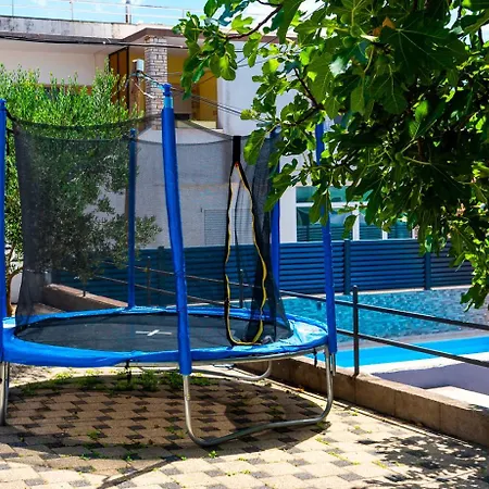 Apartment Pool Me Up! *