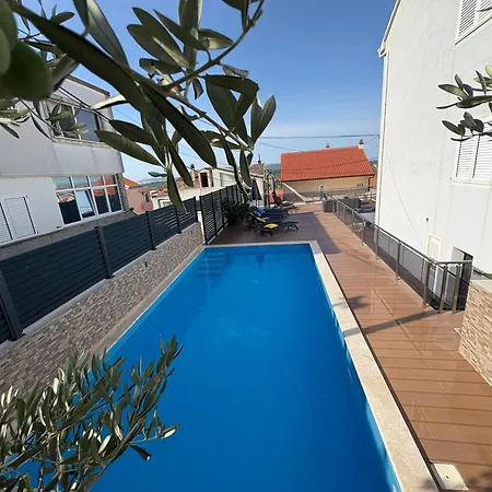 Pool Me Up! *